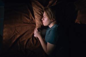 How to get out of bed when depressed: Therapist-backed steps
